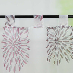 Die violette Feuerwerks-Scheibengardine hängt elegant vor dem Fenster. Die klaren Linien der feinen Druckmuster von lila Feuerwerks-Designs verleihen dem Raum eine festliche Atmosphäre. Der transparente Stoff lässt sanft das Licht durch und sorgt für eine weiche, einladende Wirkung. Die aufgehängte Gardine ergänzt perfekt das Zimmerdekor und setzt einen charmanten Akzent. Ein schöner Blickfang für jedes Fenster.