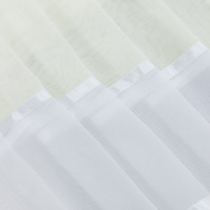 Dies ist eine Detailaufnahme des Schleiermaterials am Vorhang. Der Stoff ist leicht und transparent, mit einem weißen Dekorband am Rand. Der obere Teil verbindet sich mit dem cremeweißen Stoff und zeigt eine feine Verarbeitung sowie eine schöne Schichtung, die die Fensterdekoration optisch aufwertet.