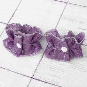 Auf dem Bild sind zwei violette Dekorationskomponenten, um die scheibengardinen zusammenzubunden.