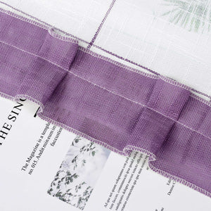 Dies ist eine violette Stoffborte. Das Material scheint Leinen zu sein und weist Faltenstrukturen auf. Die Ränder sind sorgfältig genäht. Eine solche Borte kann für Haushaltsartikel wie Gardinen verwendet werden und verleiht Details einen schönen Look.