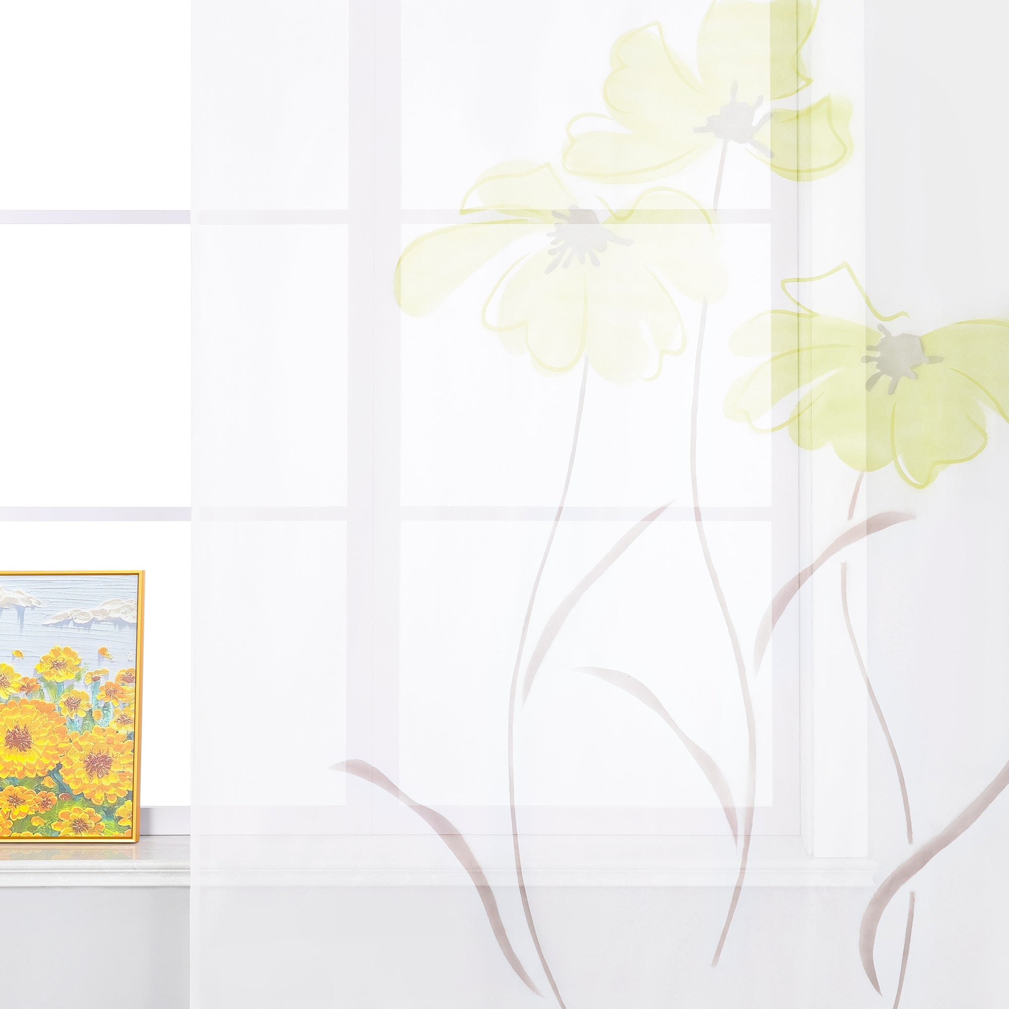 Das Bild zeigt einen Teil eines Fensters. Vor dem Fenster hängt ein halbtransparenter Vorhang mit einem dezenten Blumenmuster, bei dem zwei grüne Blumen besonders auffallen.