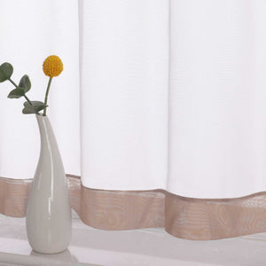 Die Unterkante des Vorhangs wird im Detail gezeigt, mit einem braunem Dekorband als stilvollem Akzent. Ein Vase im Vordergrund ergänzt die Szene und fügt dem Raum eine harmonische, dekorative Note hinzu, die den eleganten Look des Vorhangs unterstreicht.