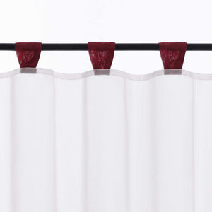 Die weinrot Schlaufen werden im Detail gezeigt, während der Vorhang elegant am Vorhangstab hängt. Die dezenten Schlaufen sorgen für eine glatte Aufhängung und verleihen dem Vorhang zusätzlich Stabilität und Stil.