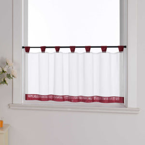 Die weinrot Scheibengardine hängt vor einem Fenster, während die weiße Hintergrundwand im Hintergrund sichtbar bleibt. Der transparente Vorhang lässt das Licht durch, während er von blumigen Dekorationen an der Seite sanft ergänzt wird, was dem Raum eine leichte und frische Atmosphäre verleiht.