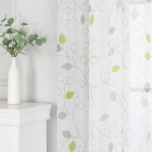 Dieser weiße Voile-Vorhang mit grünen und grauen Blättern sowie Rankenmustern schafft eine frische, natürliche Atmosphäre. Er eignet sich perfekt für Wohnzimmer oder Schlafzimmer und bringt Wärme und Komfort in den Raum.