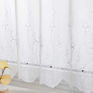 Dies ist ein weißer, bestickter Voile-Vorhang. Der Voile-Stoff ist leicht und atmungsaktiv, mit feinen Blumen- und Rankenmustern, die mit Seidenfäden gestickt sind. Das Design ist detailliert und elegant, perfekt für jedes stilvolle Fenster.